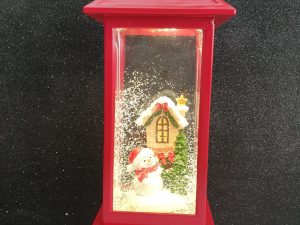 Lanterna con neve e pupazzo di neve